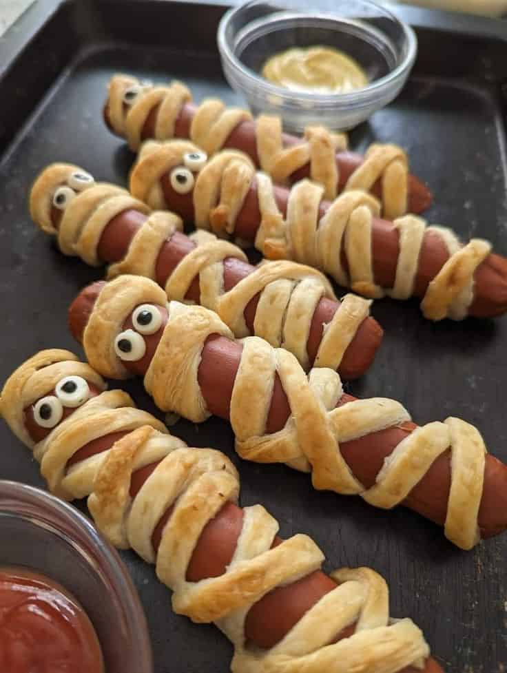Saucisses hot dog enroulées de pâte brisé en forme de momies
