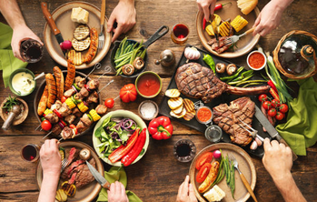 repas d'été, barbecue et salade sur une table
