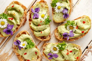 toast avec des fleurs dessus en référence au printemps