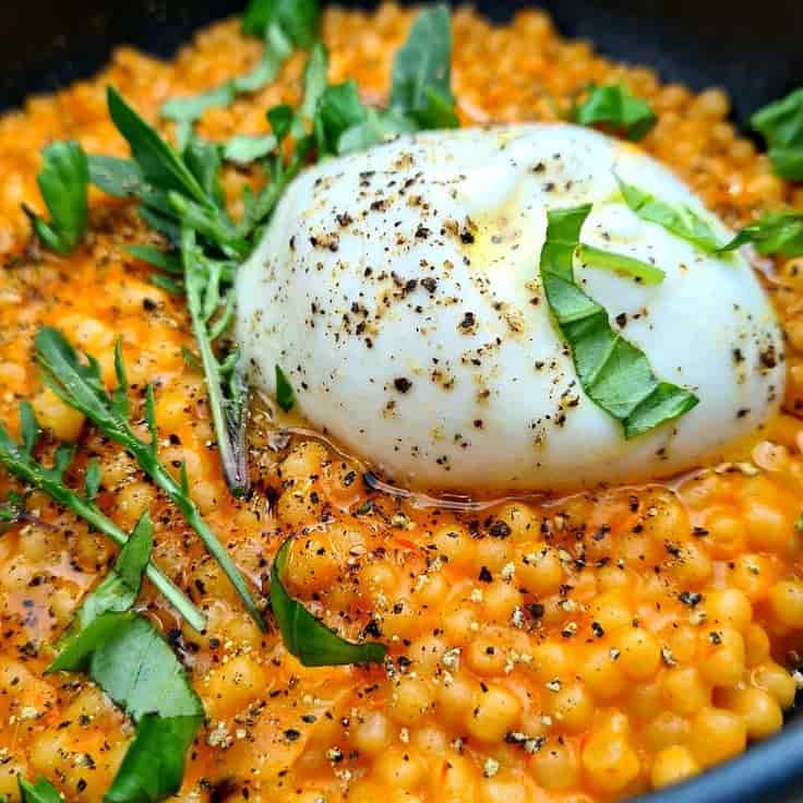 Couscous perlé à la crème de poivron et à la burrata.