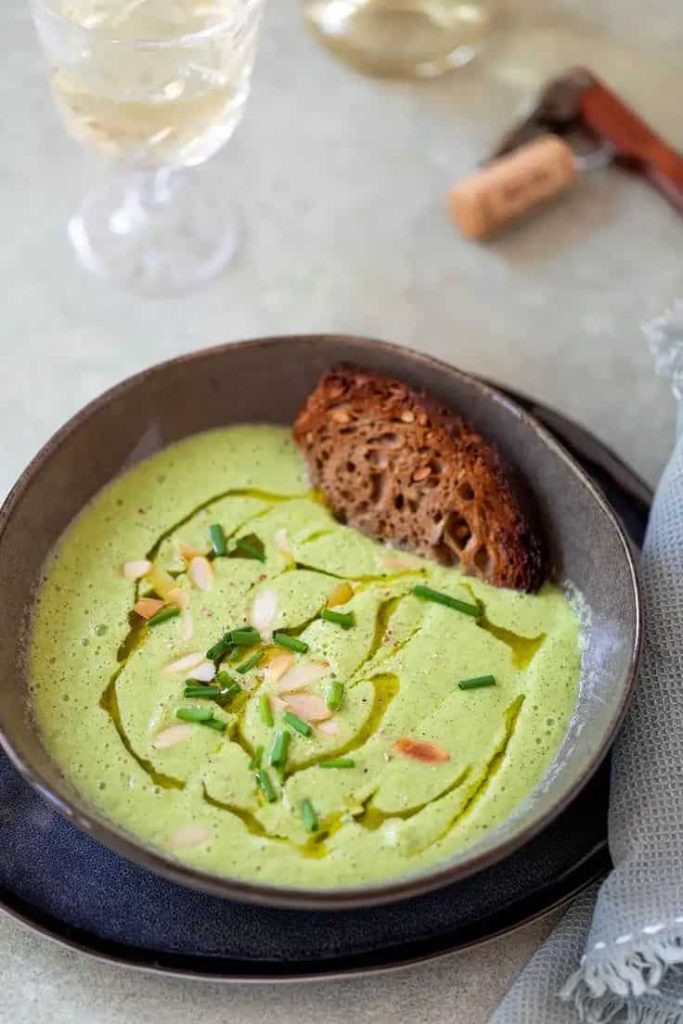 soupe de légumes frais avec bout de pain
