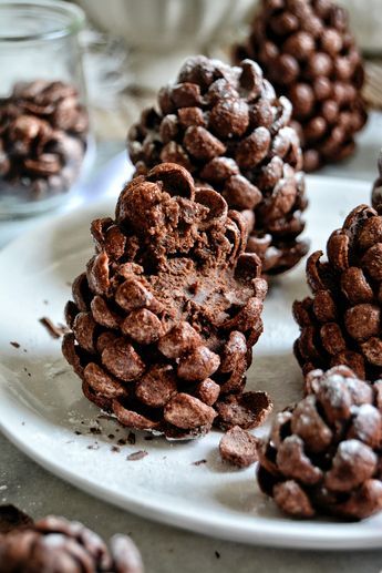 Truffes au chocolat, recouverte de pétales au chocolat, le tout en forme de pomme de pin .