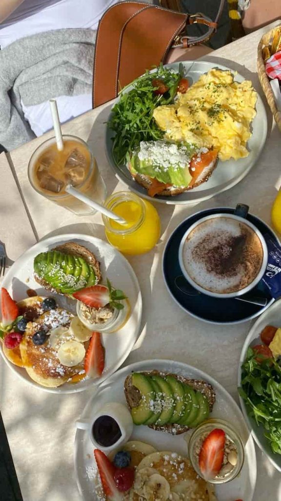 Table avec un petit déjeuner.
