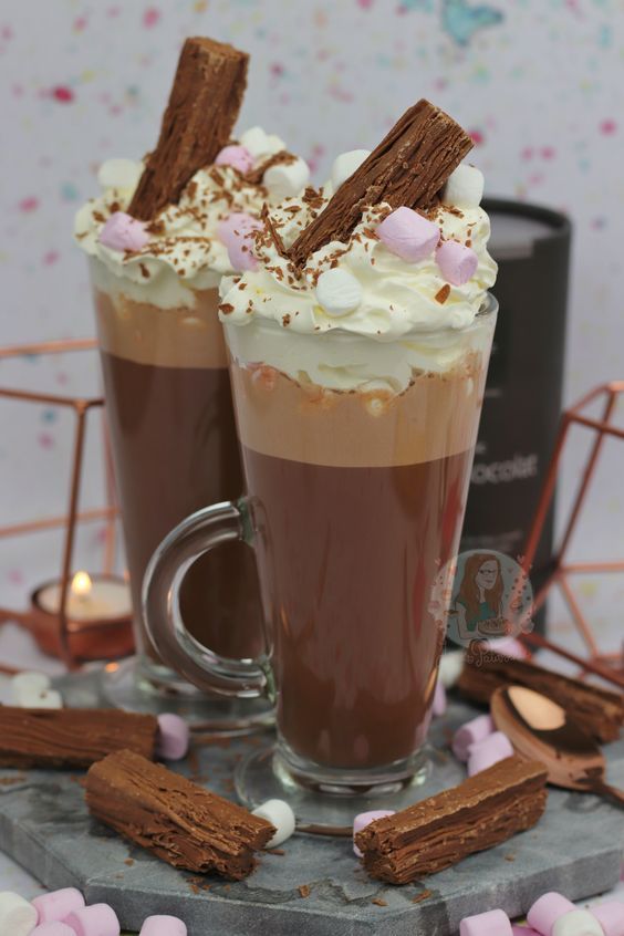 Deux chocolats chauds avec de la chantilly et du gâteau au chocolat