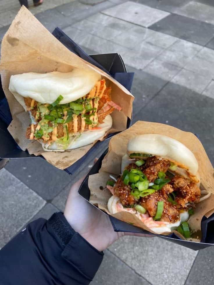 Deux gua bao , un autre poulet frit et l'autre au crevettes tempura.