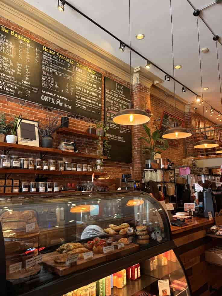 Intérieur d'un coffee shop.